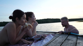 Анальный ЖМЖ секс с двумя молодыми незнакомками на речке, отлично отдохнули